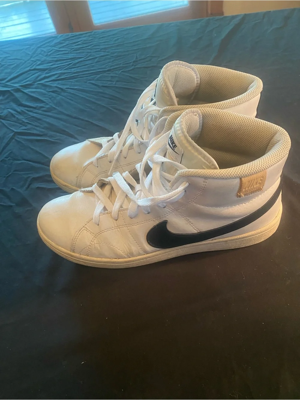 Nike Court Royale 2 Mid Sneakers Mens size 9 CQ9179-100. EUC
